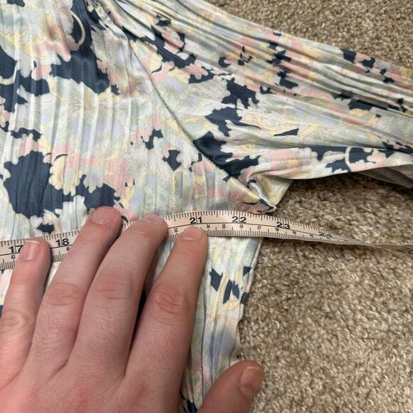 VINCE Top Lotus Pleated Floral Crinkle Blue Pink Blouse Button Down Satin Size M - Picture 8 of 8